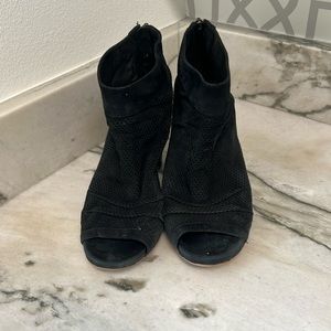 Vince Camuto Cosima Ankle Bootie Peep Toe Perforated Leather Women’s 6 1/2 Black